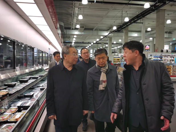 1704686297125049889.jpg 2023年12月19日至21日,劉敬楨一行在韓國當地Cosco超市現場考察大象集團產品渠道建設及韓國民生健康產品發展等情況。.jpg