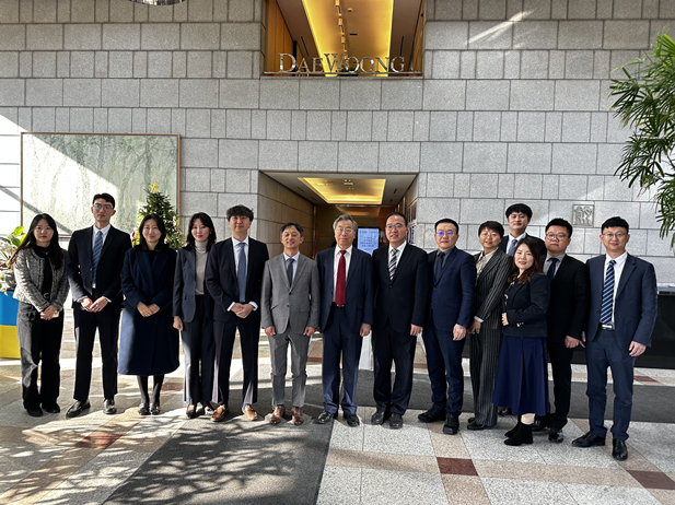 1704686324197054475.jpg 2023年12月19日至21日,劉敬楨一行在與大熊制藥總經理樸聖秀、全球事業部部長金度榮、中國事業組組長文智英等會談.jpg