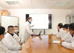 2020年，國藥醫工總院同心抗疫，共克時艱，圖為上海醫藥工業研究院科研人員開展抗新冠肺炎相關藥品技術攻關。